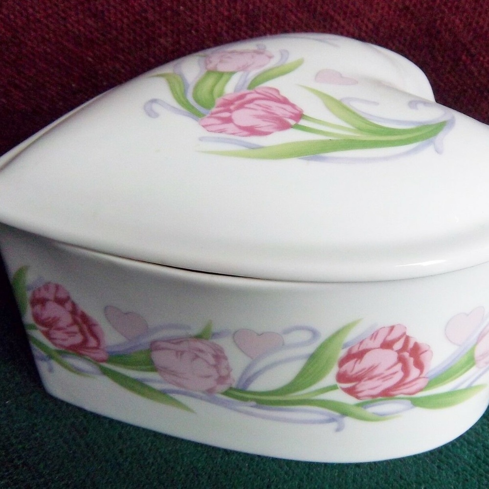 VINTAGE HEART SHAPED CANDY DISH OR TRINKET HOLDER